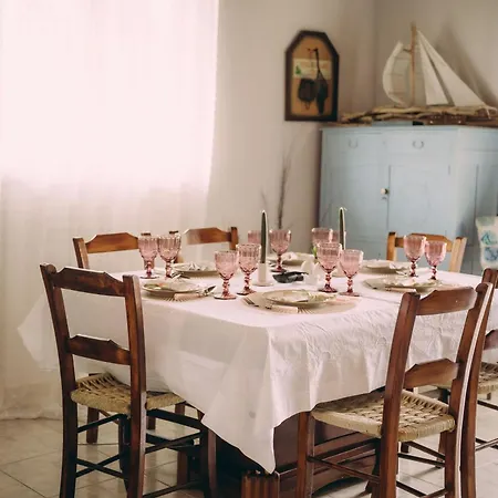 Captain's Spacious House Near The - Happy